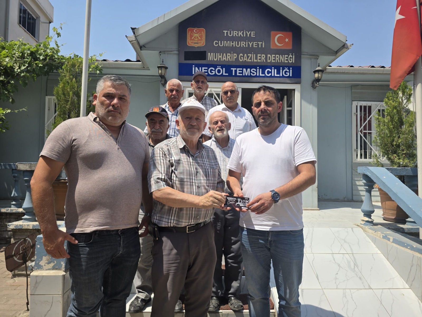 Gazilerden İnegölspor’a anlamlı destek, TOGG kampanyasına katıldılar