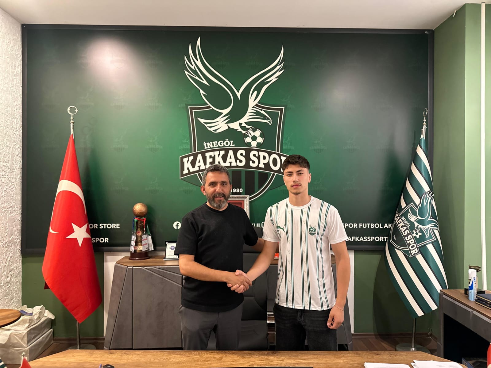 Kafkasspor, alt yapıdan yetişen Furkan Bacaklı ile profesyonel sözleşme imzaladı
