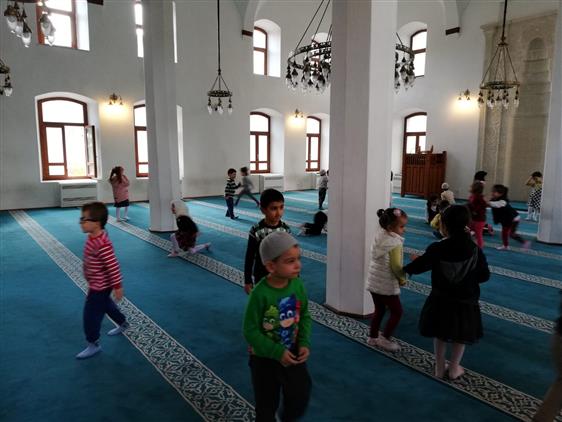 Çocukların cami sevinci gölge altında kalmasın