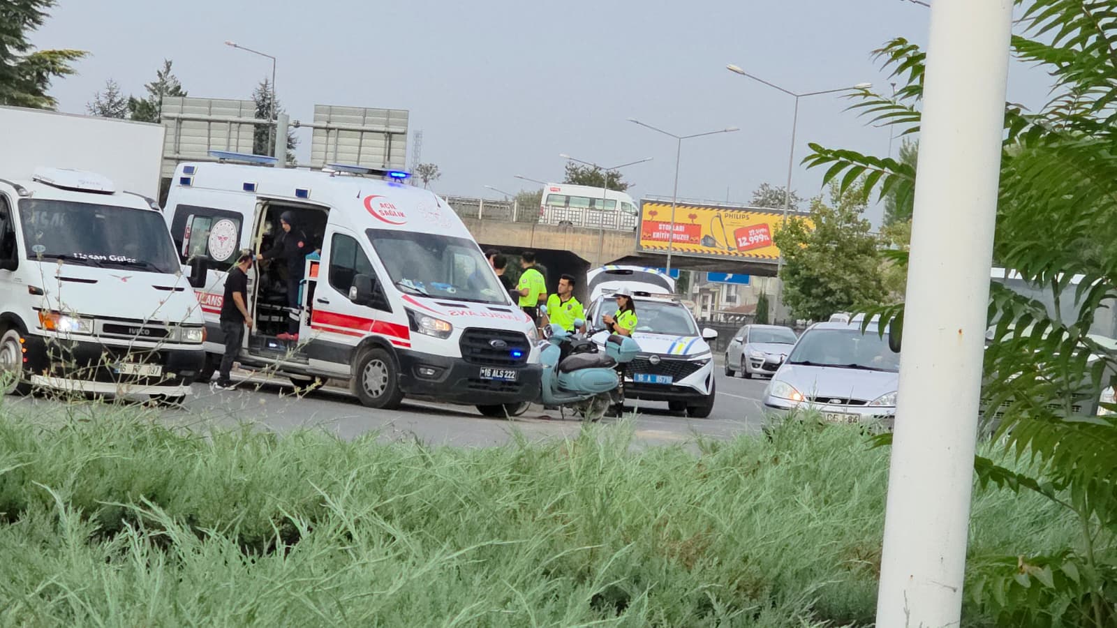 Kamyondan fırlayan naylon balyası kazaya neden oldu