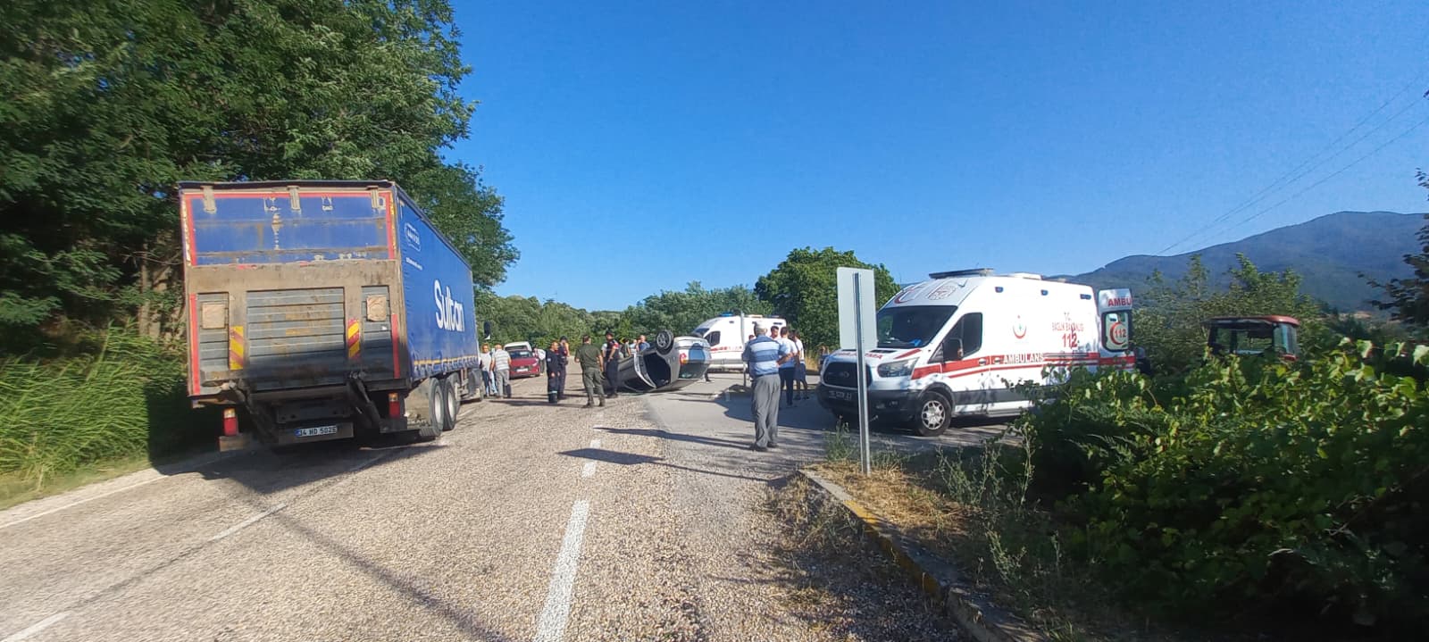 İnegöl’deki o kazada ekipler seferber oldu… Ağlayan çocuk eldivenli balon ile sakinleştirildi