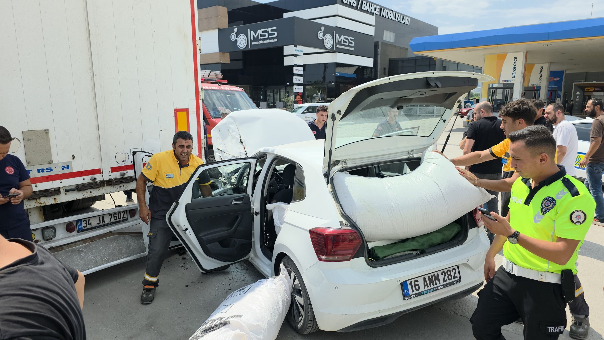 Akaryakıt istasyonuna dalan araç tıra çarparak durabildi