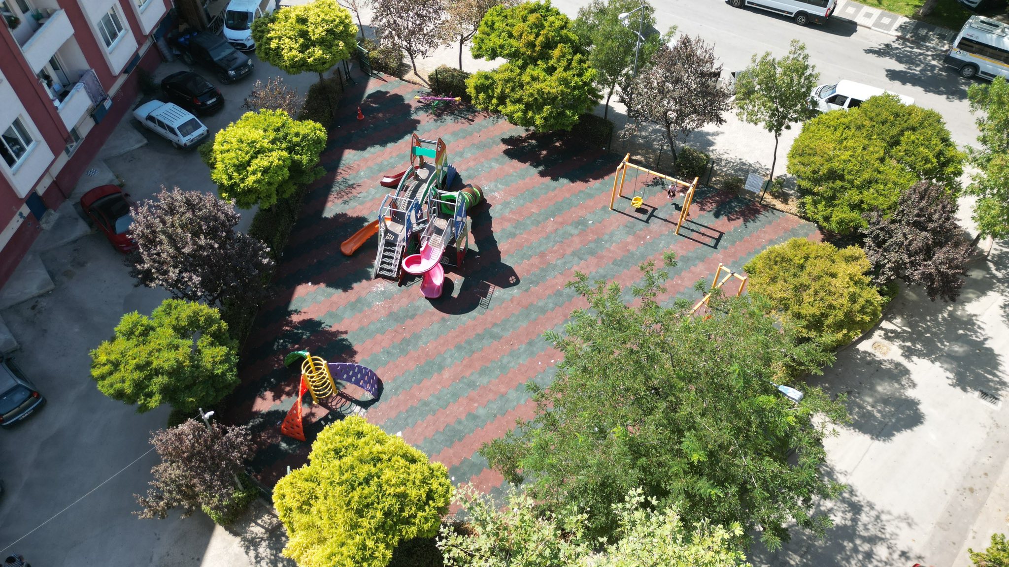 İnegöl Belediyesi çocuklara daha sağlıklı parklar sunuyor