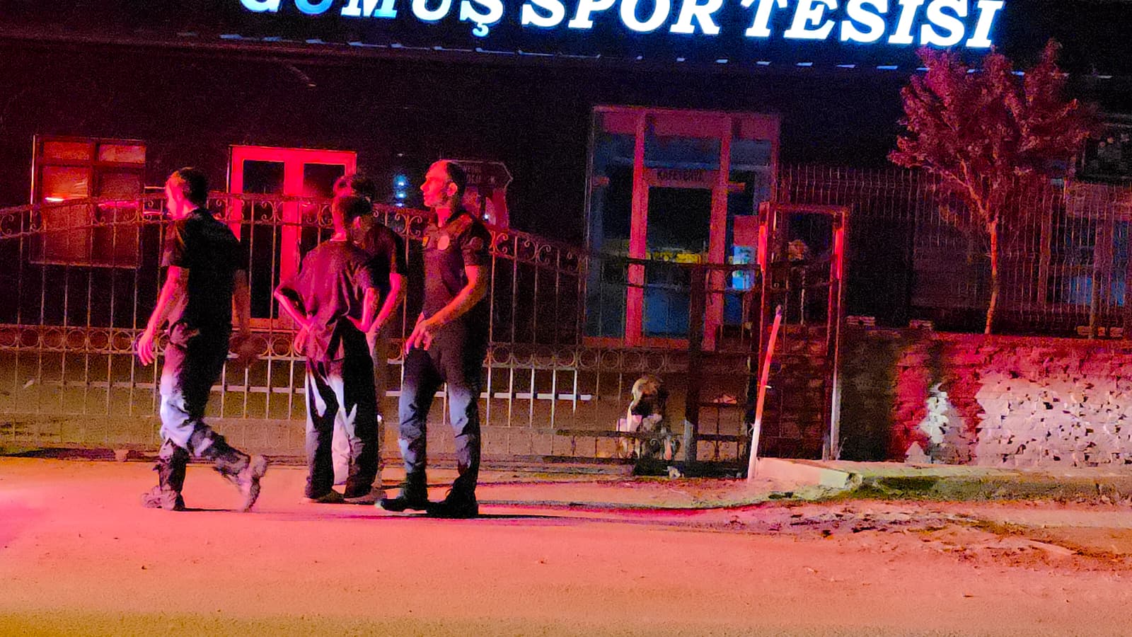 Demir parmaklıklara sıkışan köpek kurtarıldı