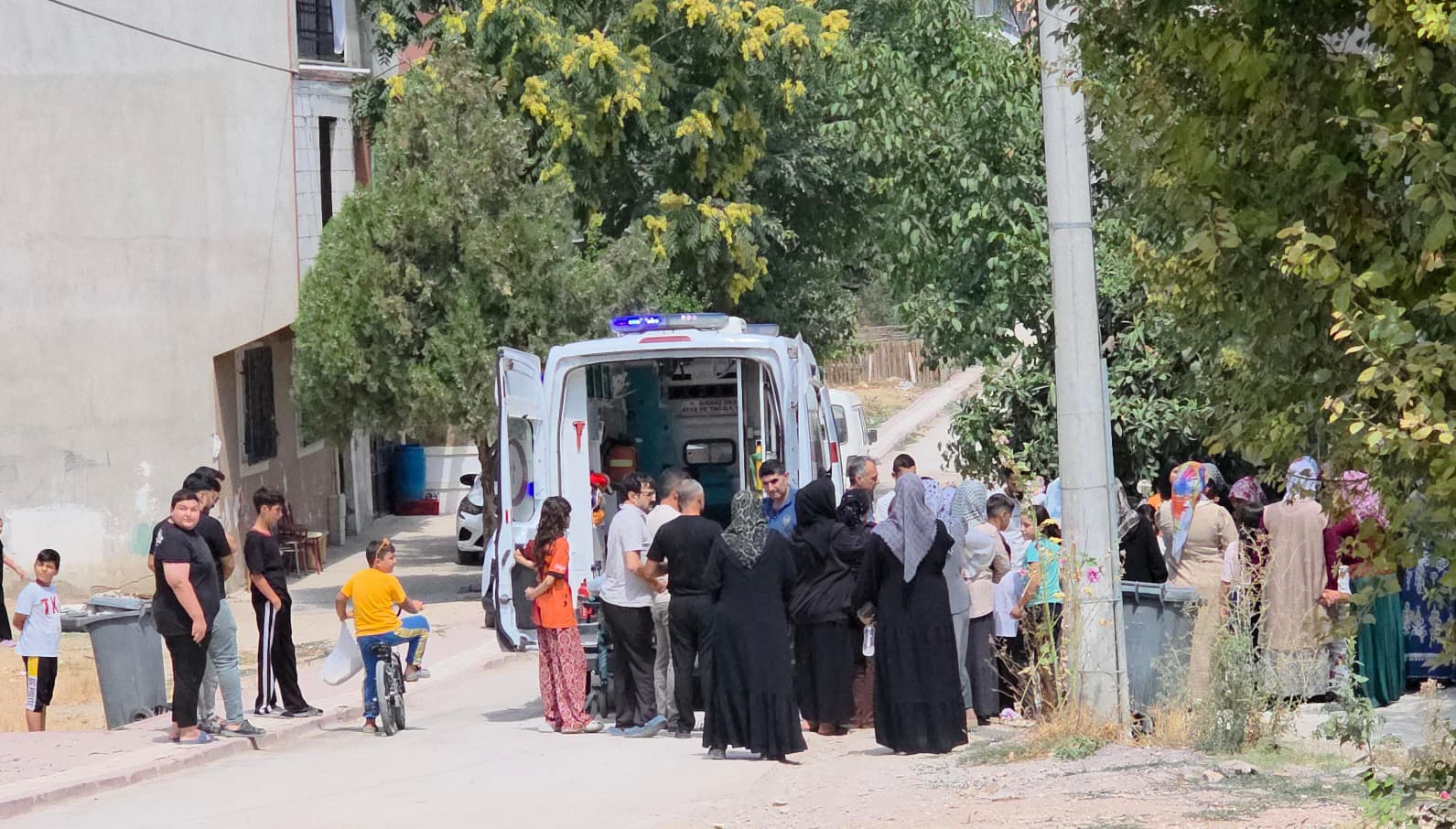 Çatı katından düşen genç kız ağır yaralandı