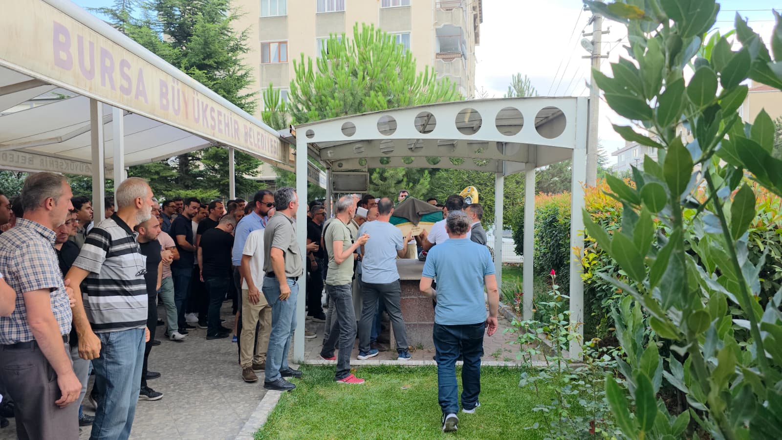 Minik Berra toprağa verildi