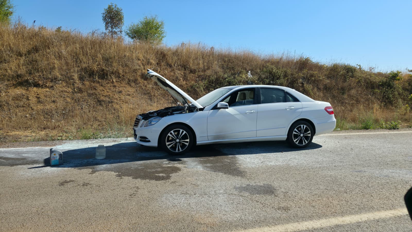 Seyir halindeki otomobil alev aldı