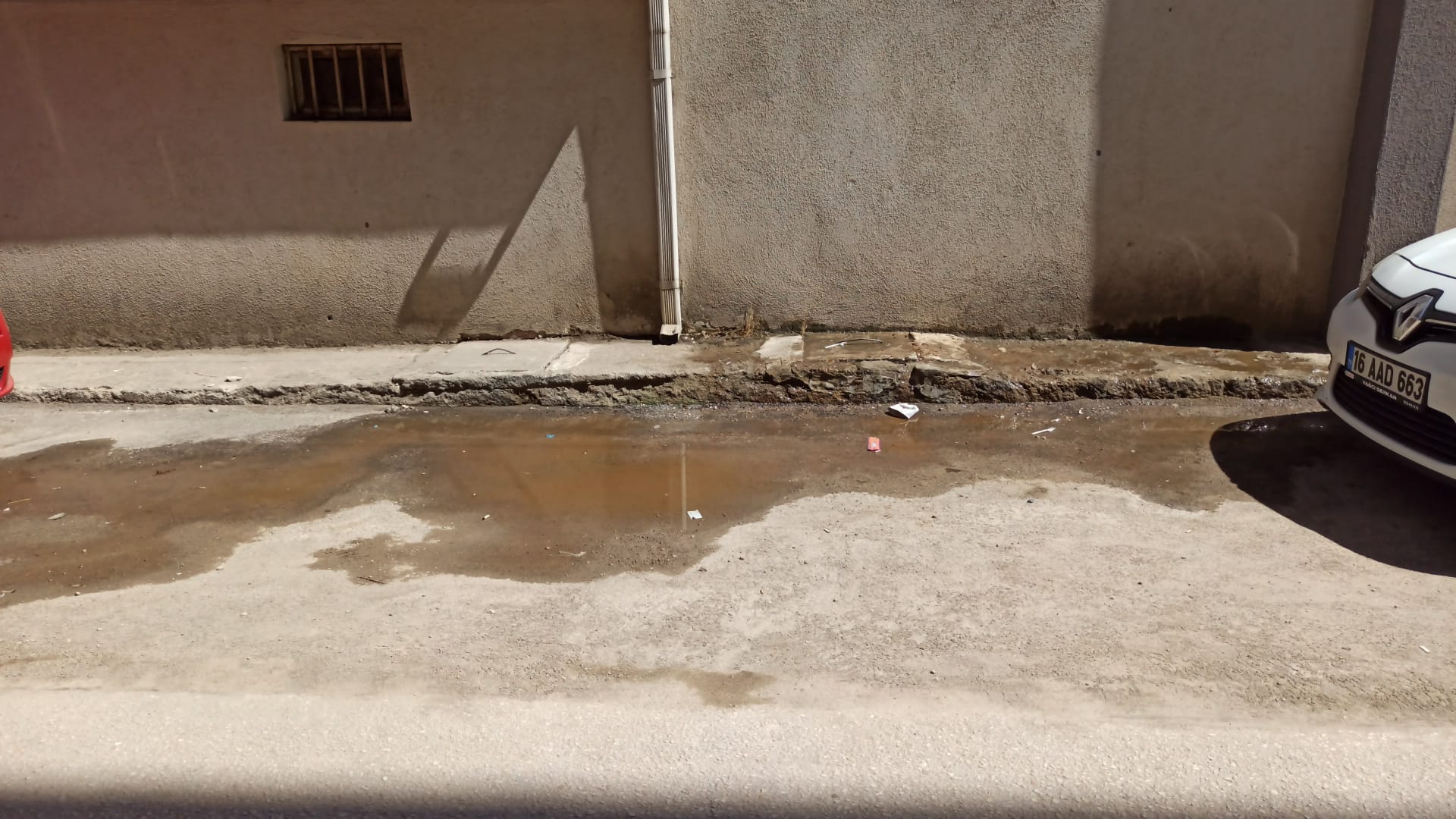 Burhaniye Mahallesi’nde lağım patladı, vatandaşlar isyan ediyor