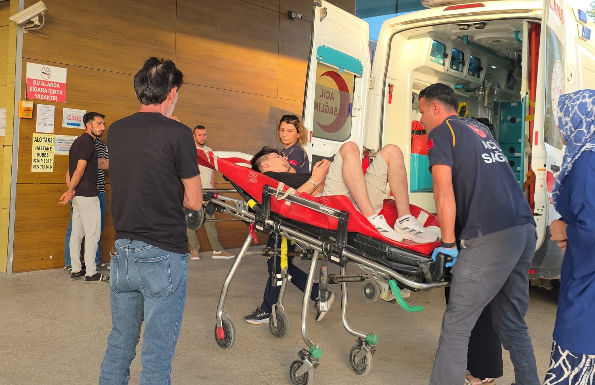 Üzerine mermer düşen genç yaralandı