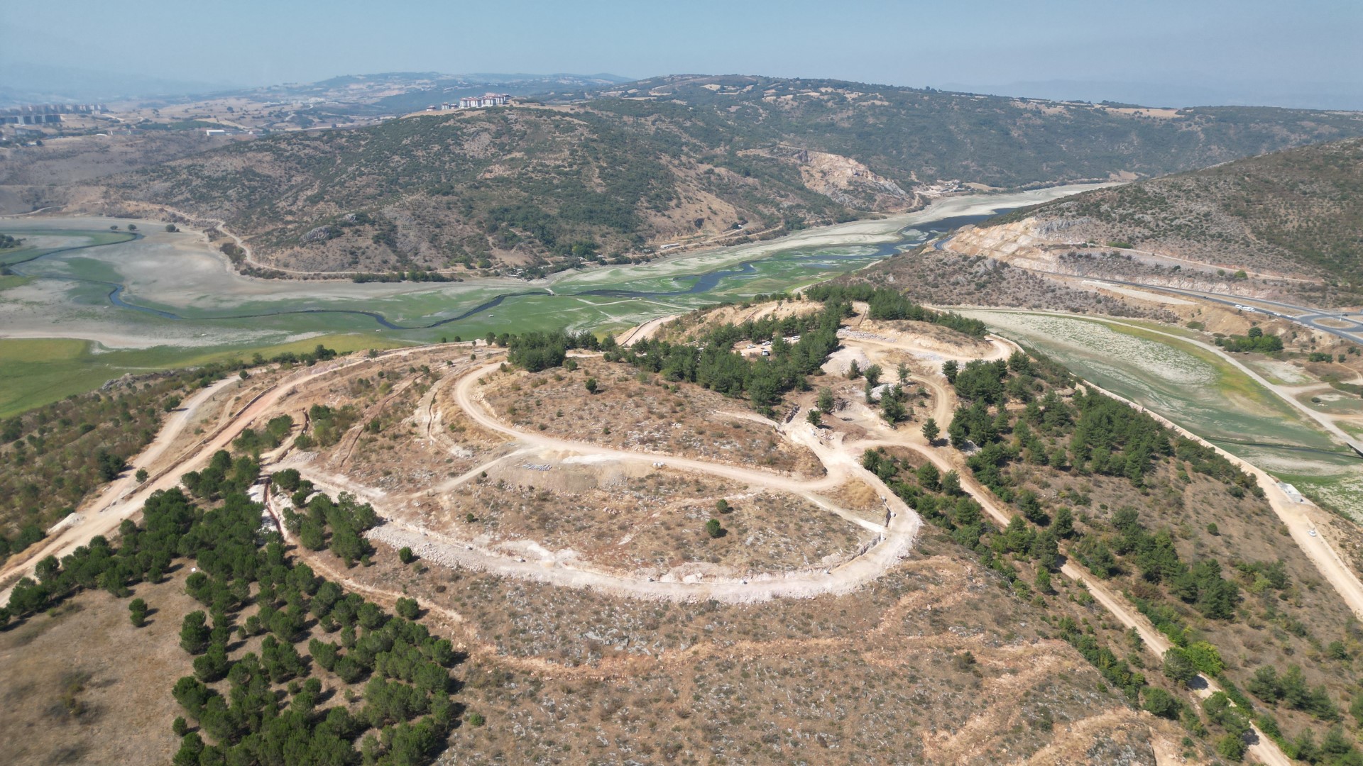 Millet bahçesinde yapım çalışmaları sürüyor