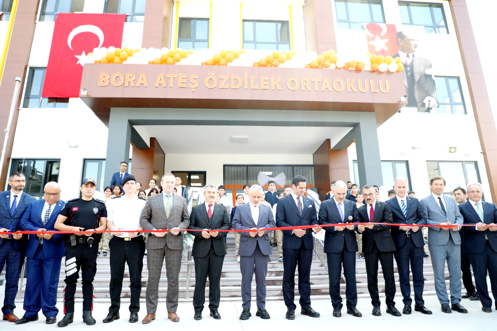 İnegöl’de hem yeni eğitim öğretim yılı hem yeni okul birlikte açıldı