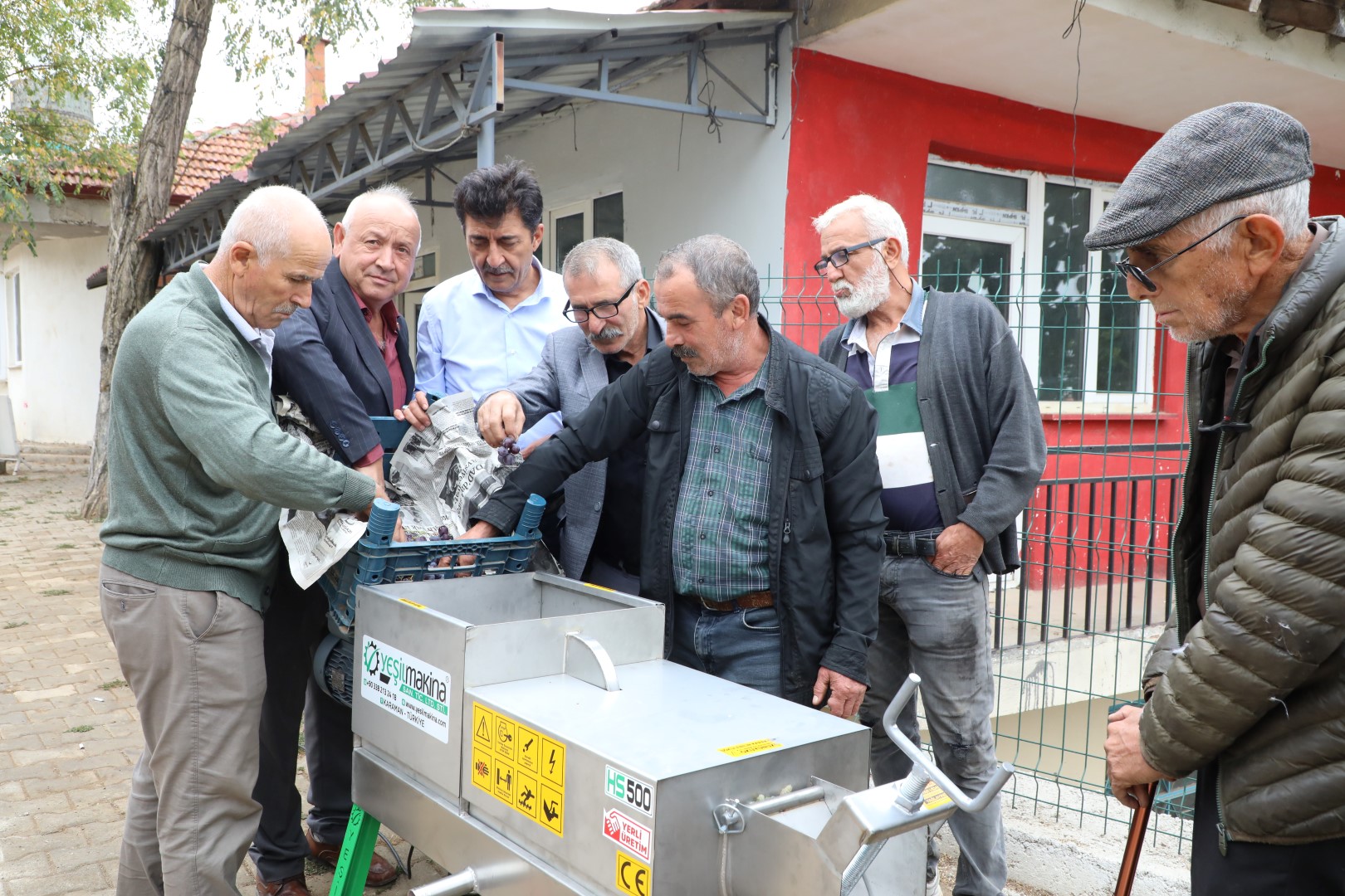İnegöl Belediyesi’nden çiftçiye üzüm hasadını kolaylaştıran destek