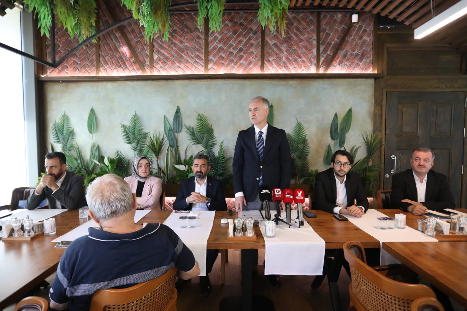 ‘Ne böyle siyaset olur ne de siyasetçi olur’