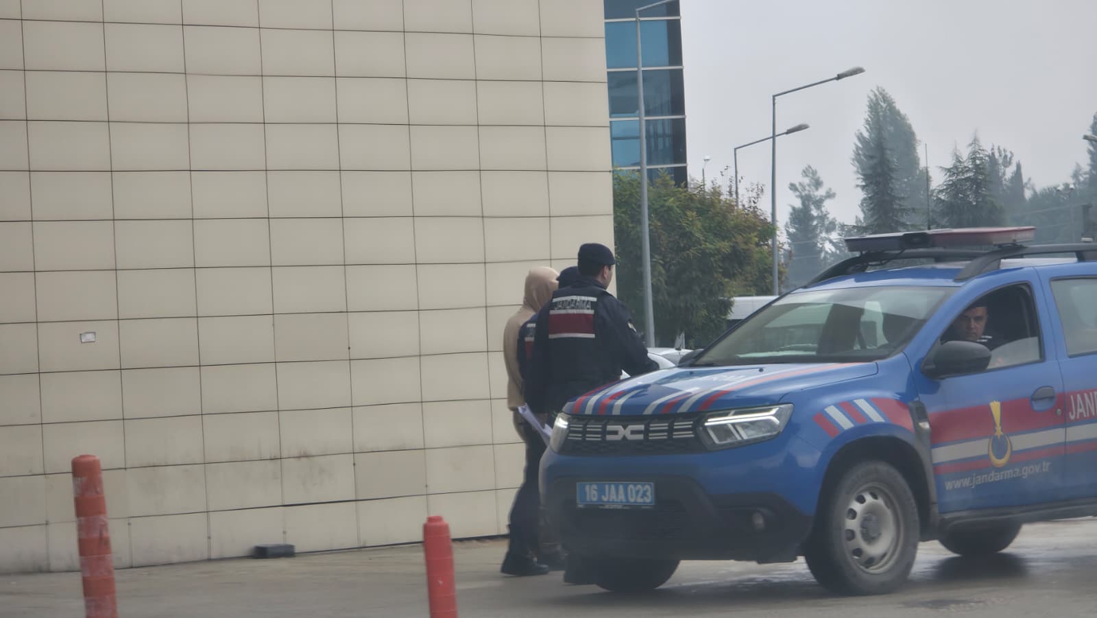 Resmi belgede sahtecilik suçundan aranan şahıs yakalandı