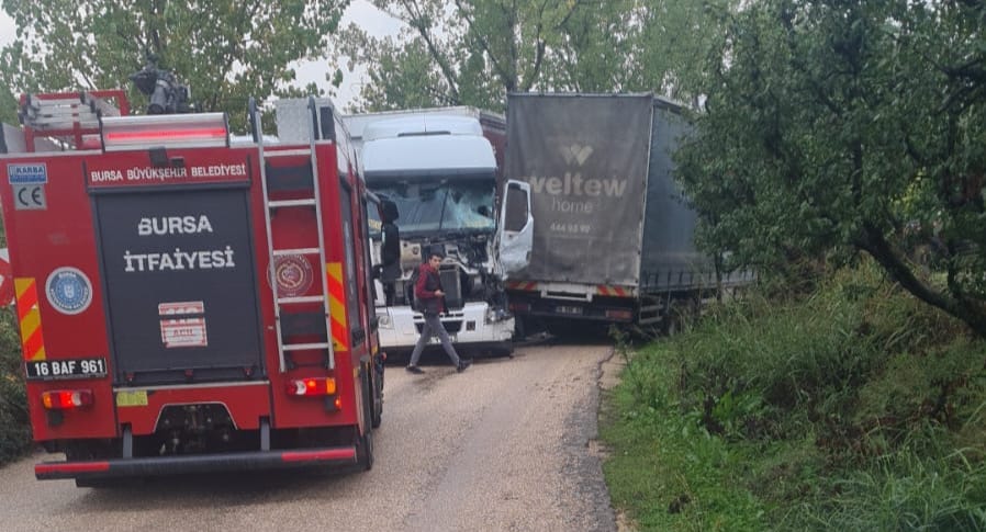 Kamyonlar çarpıştı 1 kişi yaralandı