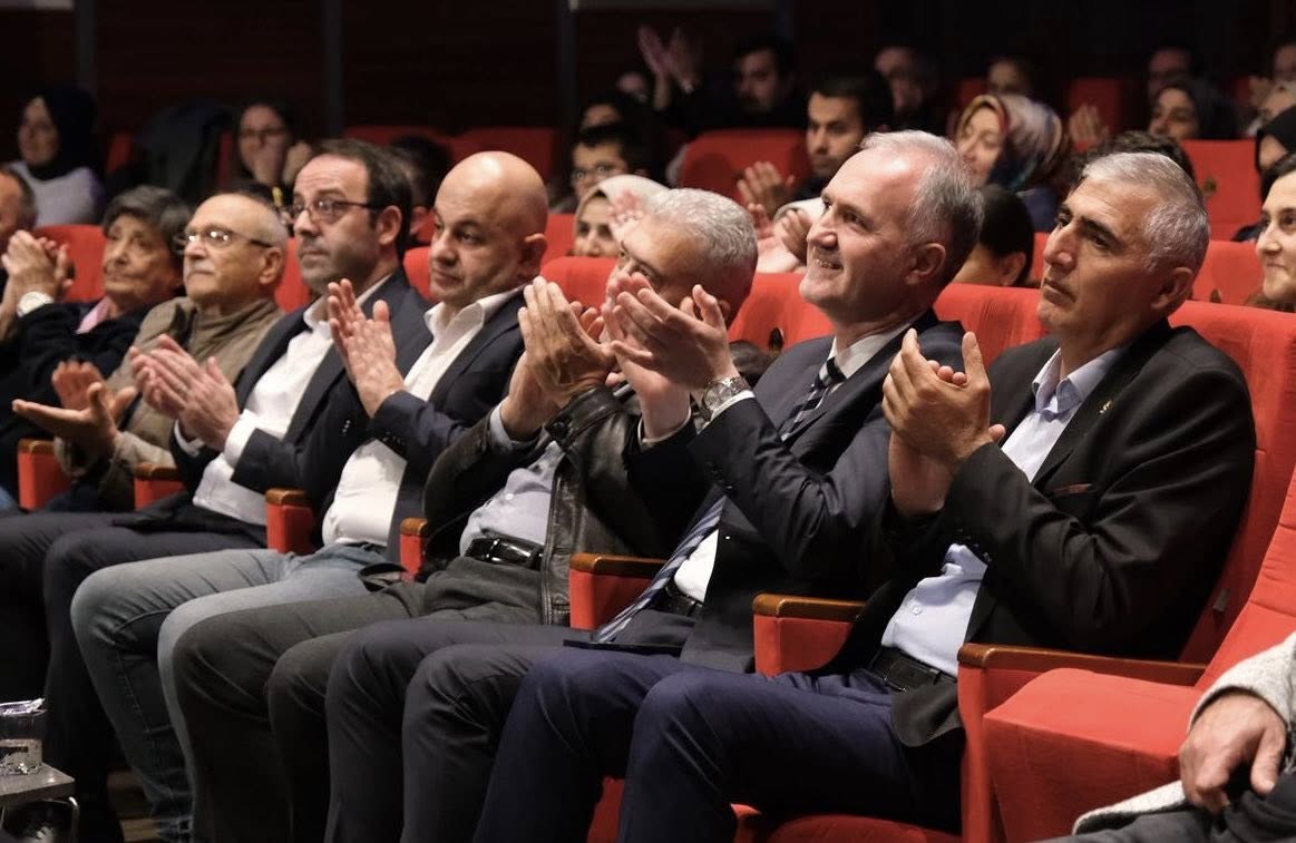 Komşu Köyün Delisi tiyatro oyunu biletleri ücretsiz satışa çıkıyor