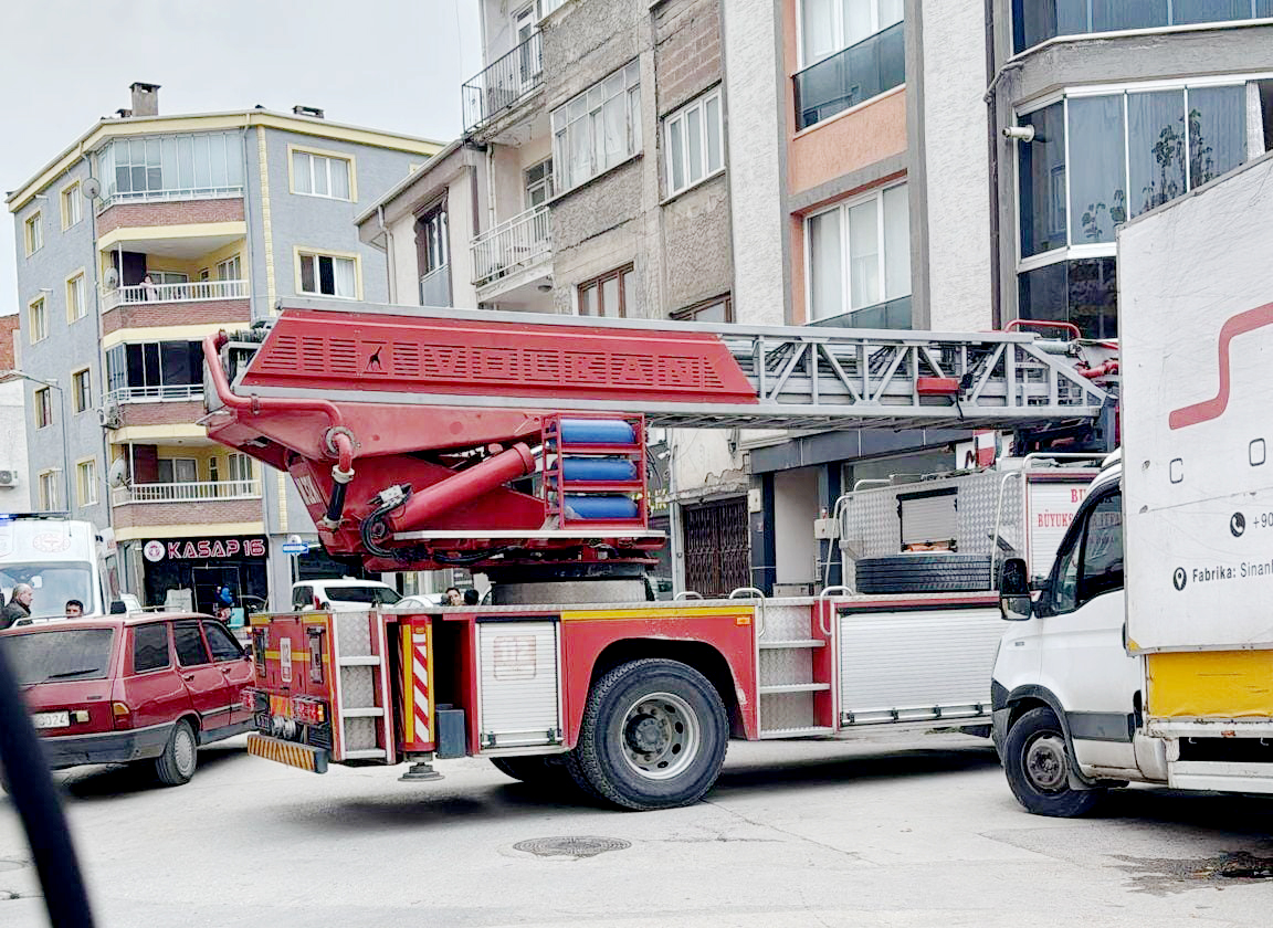 Yaşlı kadın bir gün boyunca yardım bekledi