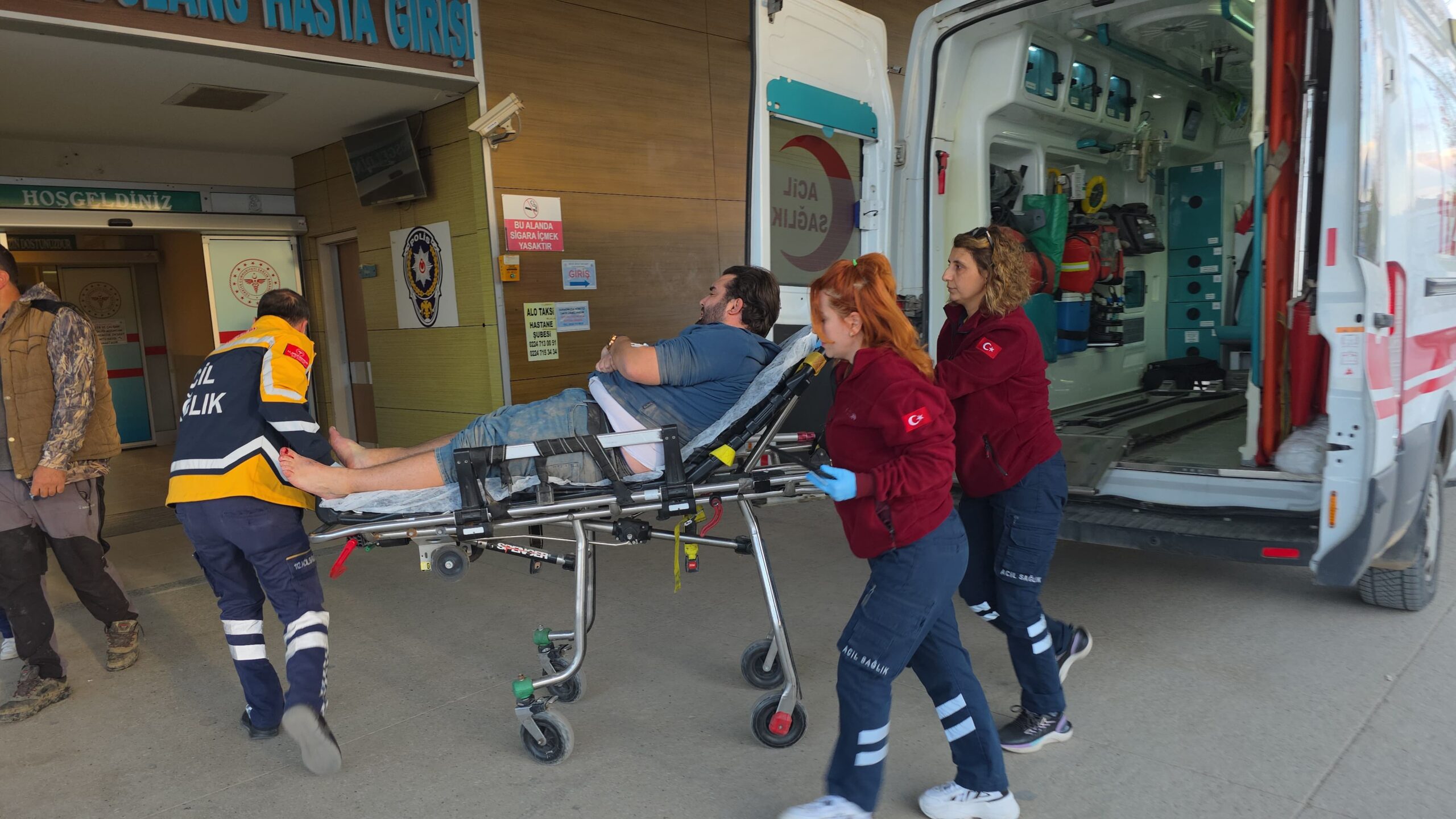 600 kiloluk blok işçinin üzerine devrildi