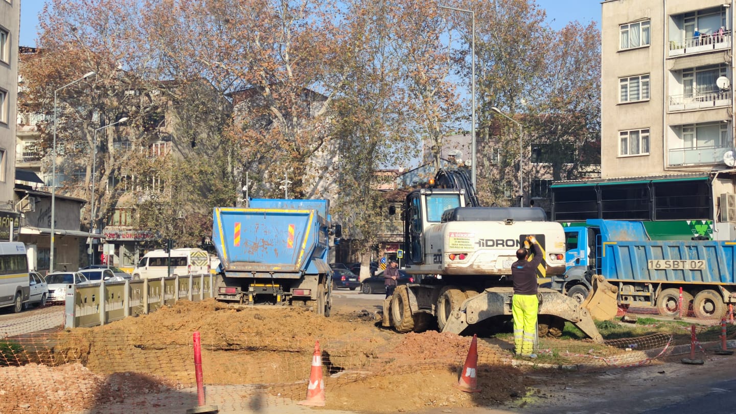 Sürekli kazılan bölge asfalt atıldıktan sonra yeniden kazılmaya başlandı