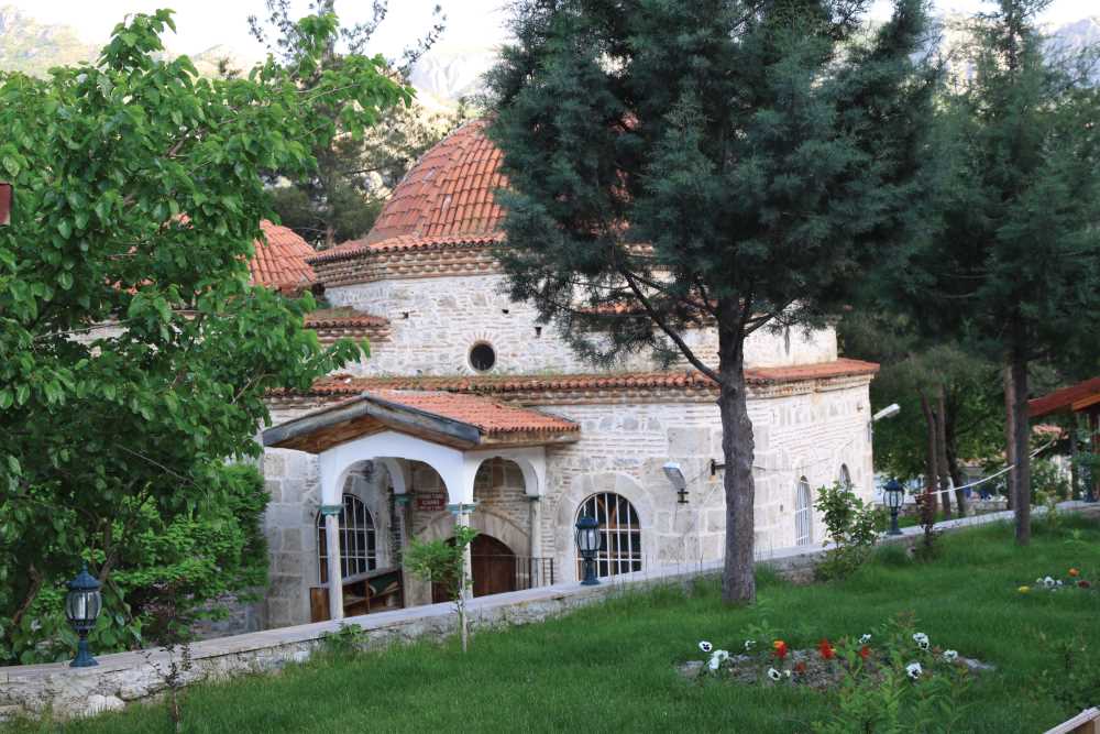 9 Türbenin kapısına kilit vuruldu