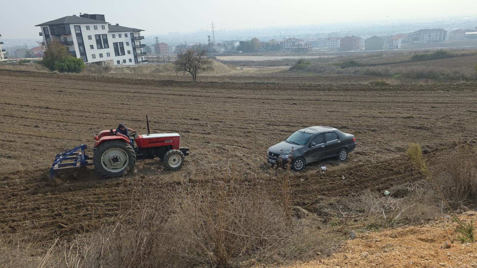 Tarlaya uçan araçta 2 kişi yaralandı