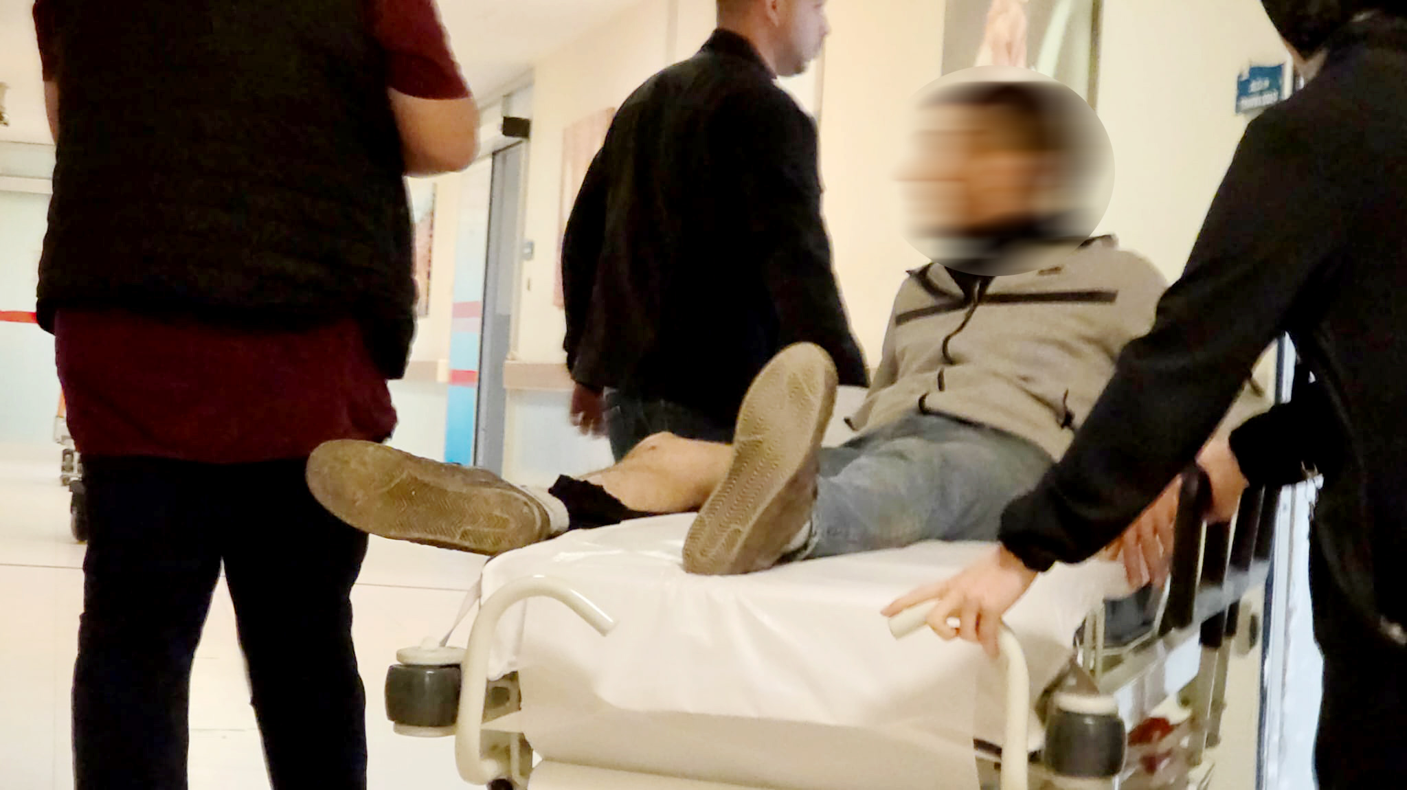 Devrilen traktörün altında kalmaktan son anda kurtuldular