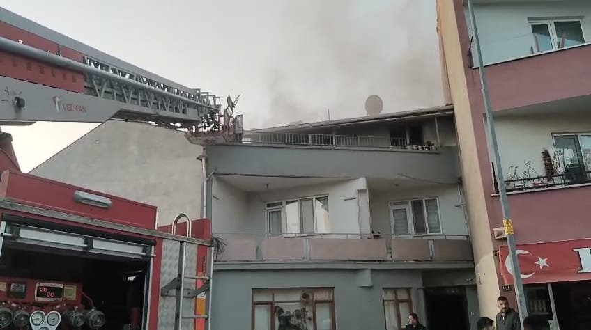 Çatı katında yangın paniği