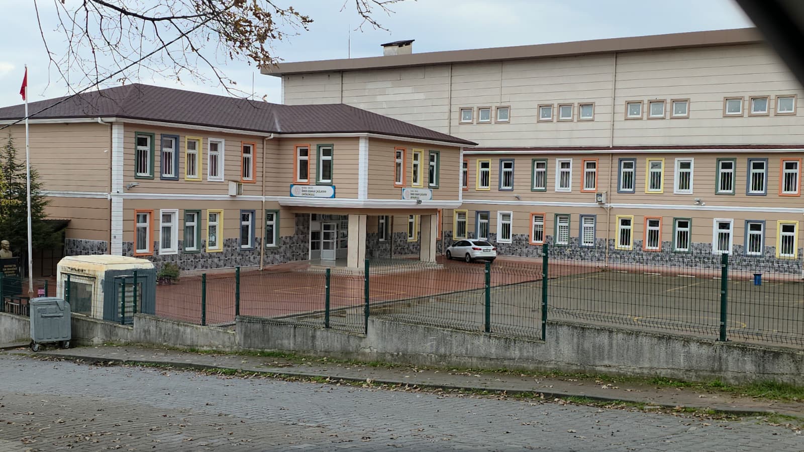 11 yaşındaki çocuğu yere fırlatan  okul yöneticisi görevden alındı