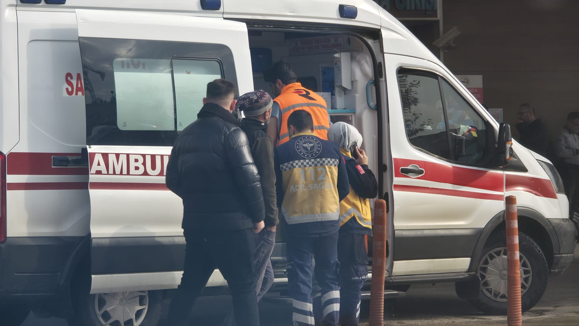 Elini demir kesme makinesine kaptırdı