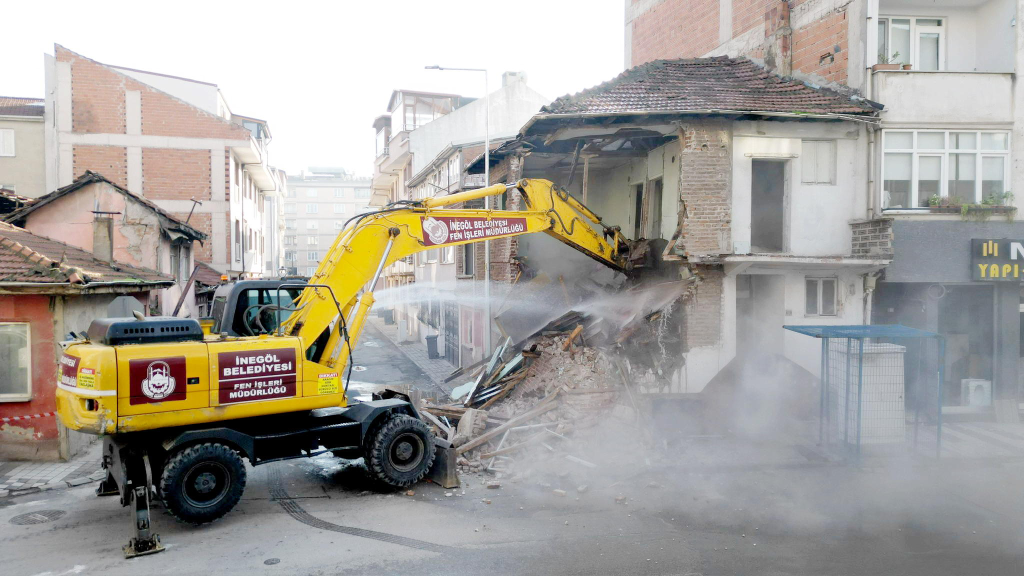 İnegöl’de riskli yapılar tek tek yıkılıyor