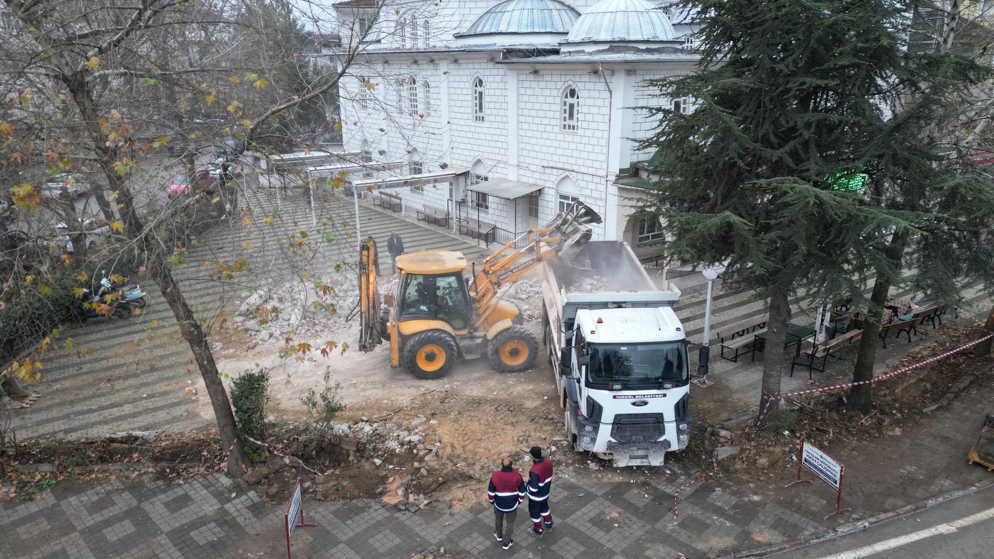 İnegöl’de camilerin bahçe duvarları kaldırılıyor