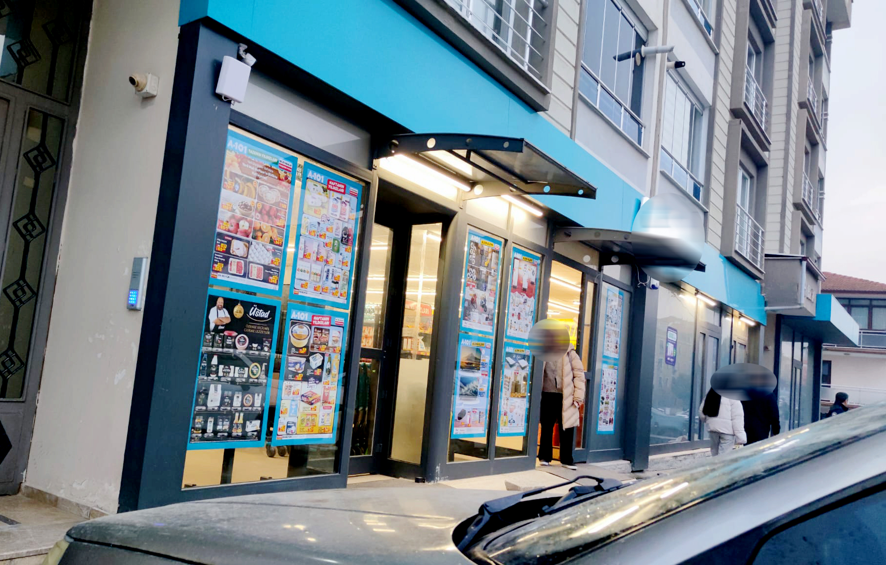 Market çalışanı kadının yakasına yapışıp tehditler savurdu