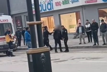 Kendini araçların önüne attı