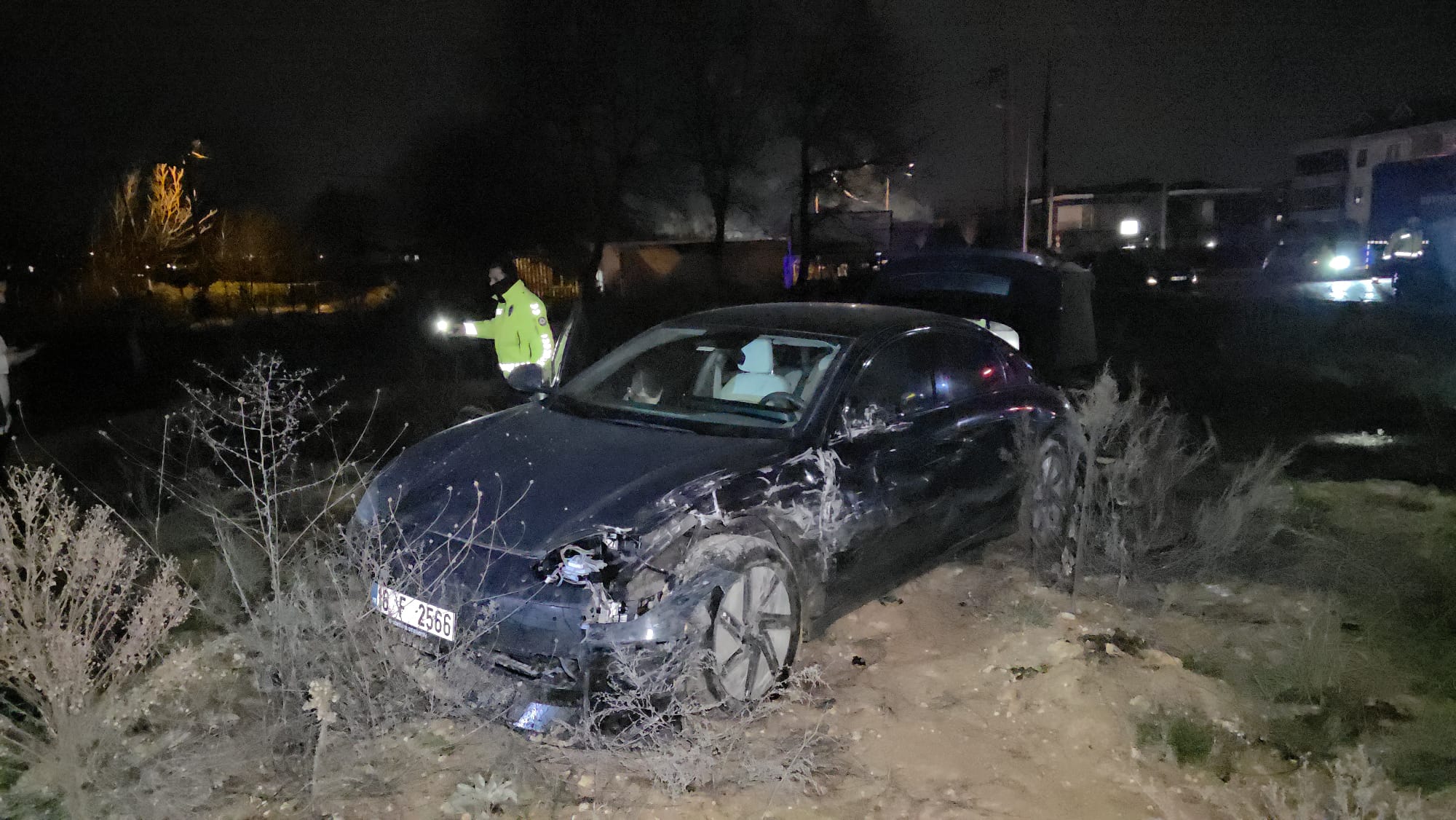 Yarışan araç, kazaya karıştı