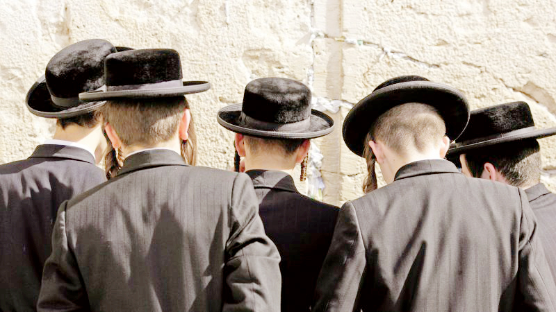 Çocukları sadece bombalarla değil, aynı zamanda ayinlerle öldürüyorlar