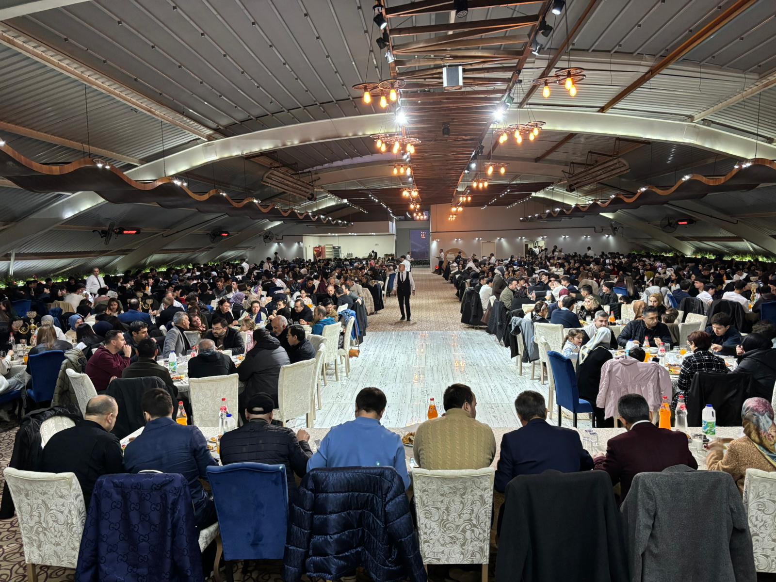 Yardımsever iş adamı Celaloğulları’ndan, İnegöl’de bin kişilik iftar yemeği