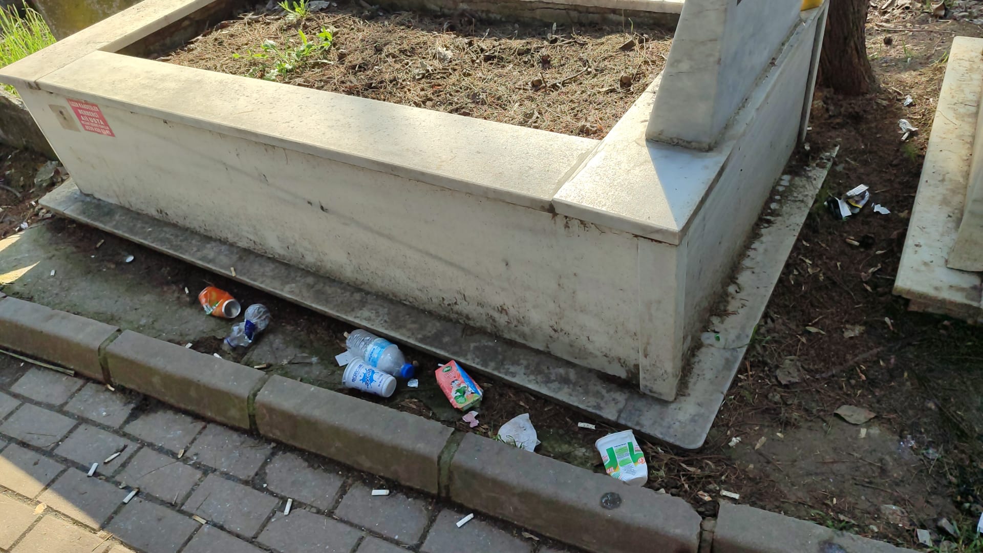 Öğrenciler mezarlığı çöplüğe çevirdi