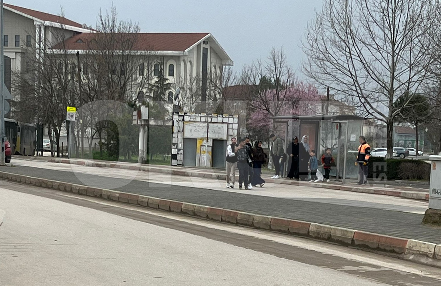 Annesi ve kız kardeşini kürekle sokak ortasında darp etti