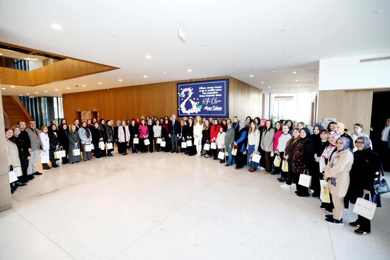 İnegöl Belediyesi’nde kadın personele 8 Mart sürprizi