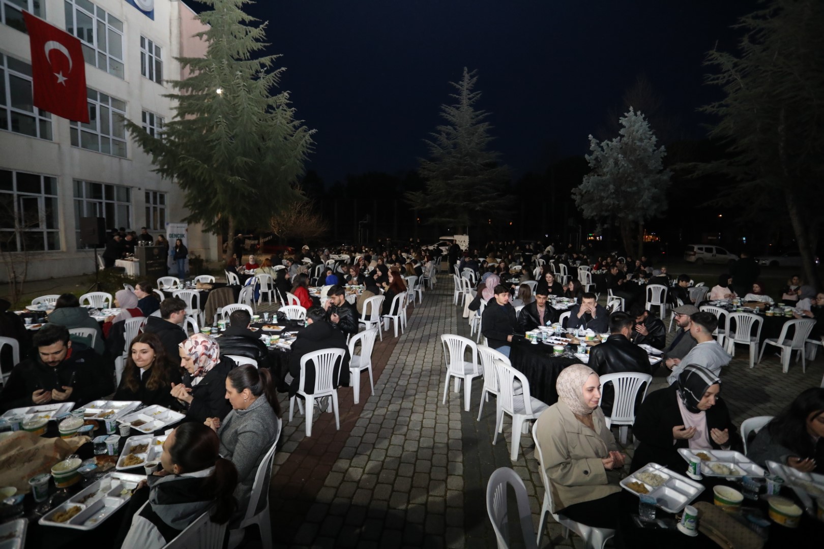 İnegöl’de 500 öğrenci iftar sofrasında buluştu